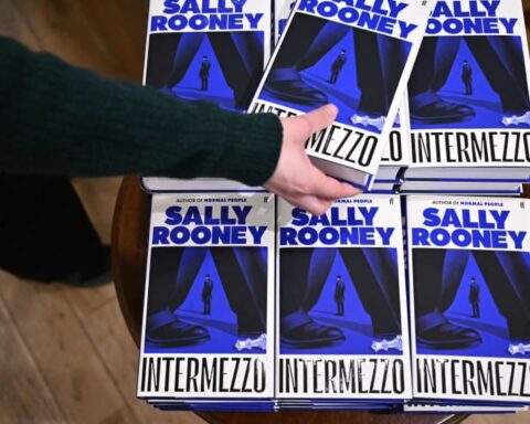 Sally Rooney cesse de vendre ses livres au Royaume-Uni en raison de ses liens avec Palestine Action