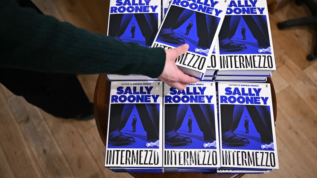 Sally Rooney cesse de vendre ses livres au Royaume-Uni en raison de ses liens avec Palestine Action 1 Sally Rooney cesse de vendre ses livres au Royaume-Uni en raison de ses liens avec Palestine Action