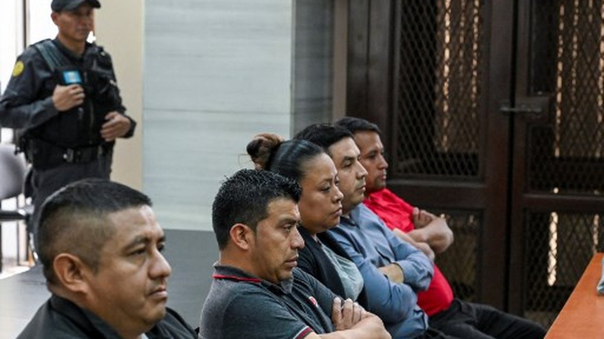 Sept anciens policiers guatémaltèques condamnés à 60 ans de prison pour l'exécution de deux hommes homosexuels 1 Sept anciens policiers guatémaltèques condamnés à 60 ans de prison pour l'exécution de deux hommes homosexuels