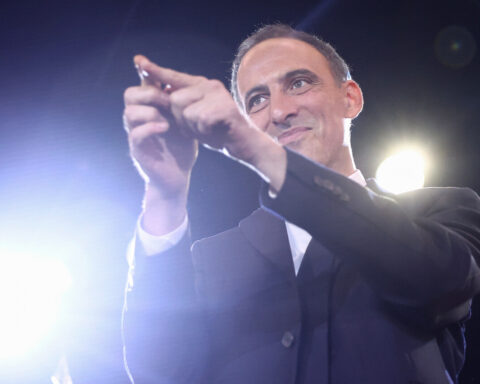 Sondage présidentiel 2027 : raphaël glucksmann en position compétitive face à Édouard Philippe et Jean-Luc Mélenchon