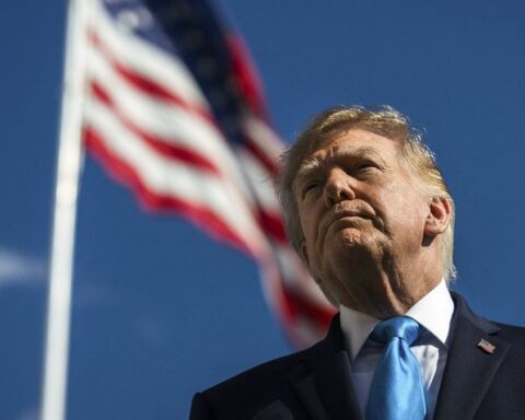 Trump remet la Médaille présidentielle de la Liberté à Roger Clemens, malgré des allégations de dopage