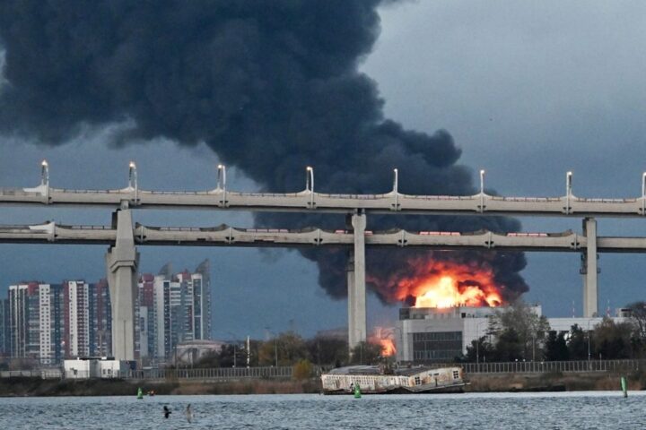 Ukraine : un mort et des incendies suite à une attaque de drones près de Saint-Pétersbourg