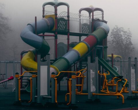 Un adolescent de 13 ans meurt après s'être coincé dans un toboggan à Miami, sa mère accuse une vis