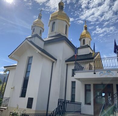 Un chœur vocal chante chaque premier dimanche à Lourdes pour la paix en Ukraine