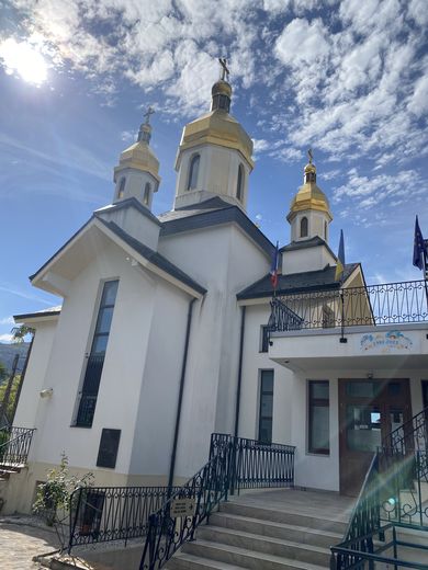 Un chœur vocal chante chaque premier dimanche à Lourdes pour la paix en Ukraine