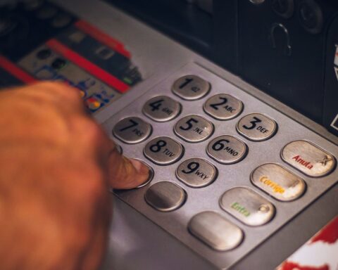 Un coiffeur découvre 129 000 dollars laissés sur un distributeur de la Bank of America au Texas