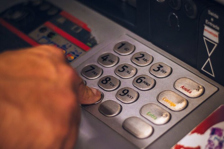 Un coiffeur découvre 129 000 dollars laissés sur un distributeur de la Bank of America au Texas
