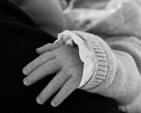 Un couple californien arrêté pour maltraitance sur 21 enfants nés de mères porteuses