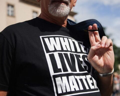 Un élu du Rassemblement national démissionne après avoir porté un tee-shirt « White Lives Matter » à Grenay