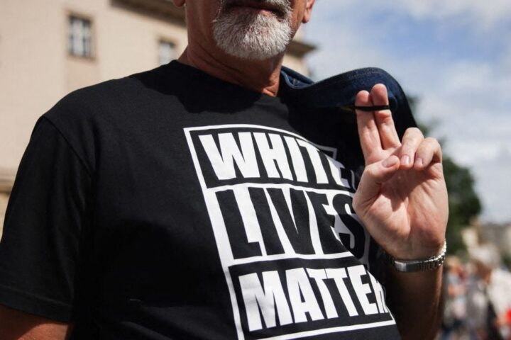 Un élu du Rassemblement national démissionne après avoir porté un tee-shirt « White Lives Matter » à Grenay