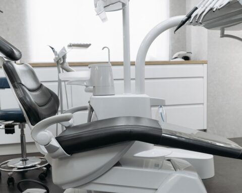 Un faux dentiste escroque 160 000 euros à une femme sur Internet, il écope de quatre ans de prison