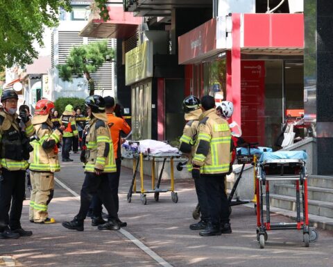 Un homme armé de couteaux attaque huit passants dans un supermarché en Corée du Sud