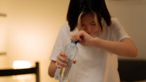 Un ingénieur victime d'empoisonnement par un collègue révèle la vérité grâce à une caméra cachée