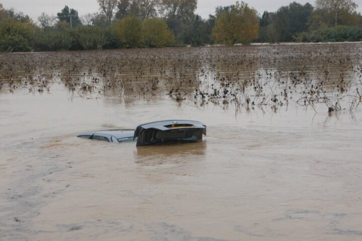 Un journaliste australien sauve un automobiliste coincé dans une voiture lors d'inondations près de Brisbane