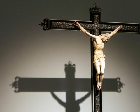 Un prêtre tué par un crucifix lors d'une messe en direct à Guayaquil, Équateur