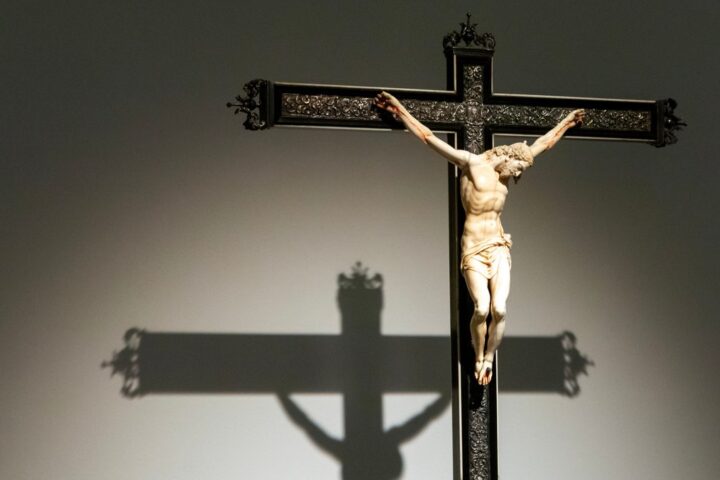 Un prêtre tué par un crucifix lors d'une messe en direct à Guayaquil, Équateur