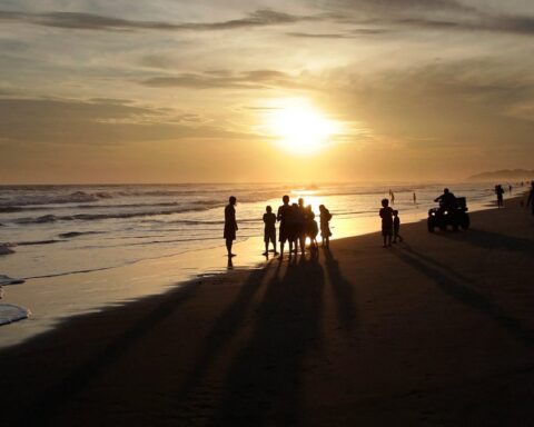 Un tribunal mexicain condamne trois hommes à 158 ans de prison pour le meurtre de surfeurs australiens et américain