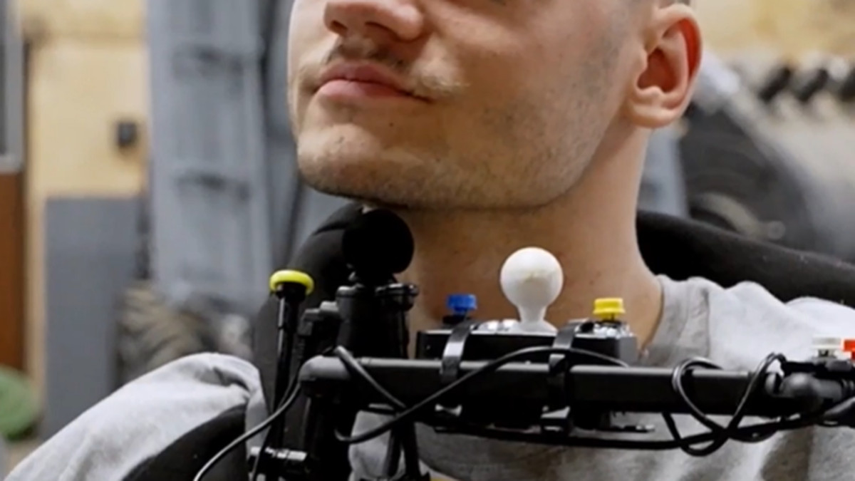 Un vétéran ukrainien amputé des bras et des jambes s'entraîne pour piloter des drones