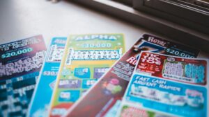 Une Britannique de 58 ans remporte 360 000 euros au jeu à gratter après une crise cardiaque