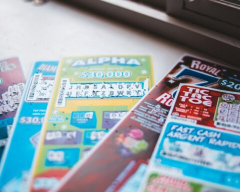 Une Britannique de 58 ans remporte 360 000 euros au jeu à gratter après une crise cardiaque