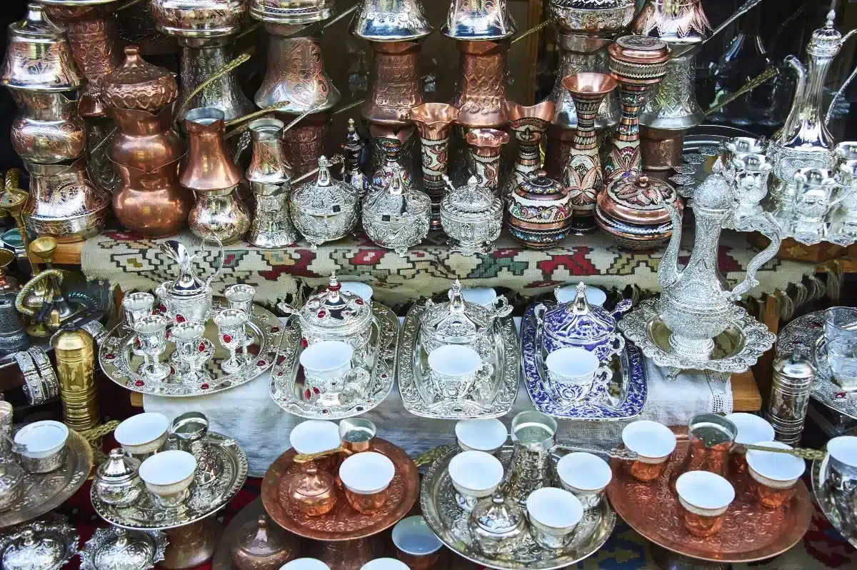 « Une brocanteuse recense les 14 objets vintage plébiscités dans toutes les boutiques d'occasion »