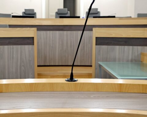 Une femme condamnée à quatre ans de prison en Suisse pour menace de kidnapping d'un enfant de procureure