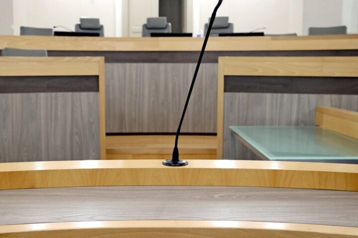 Une femme condamnée à quatre ans de prison en Suisse pour menace de kidnapping d'un enfant de procureure