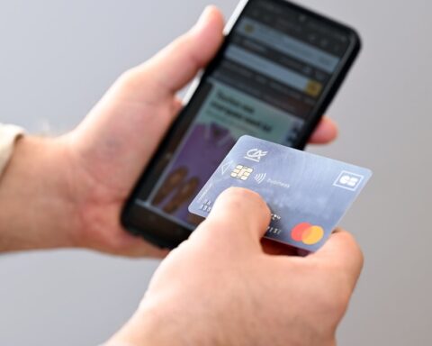 Une femme de 93 ans piège un faux policier tentant de lui voler sa carte bancaire au Japon