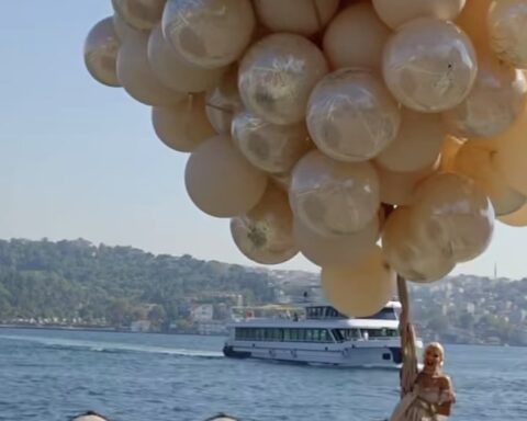 Une future mariée à Istanbul échappe à un accident lors d'une séance photo avec des ballons