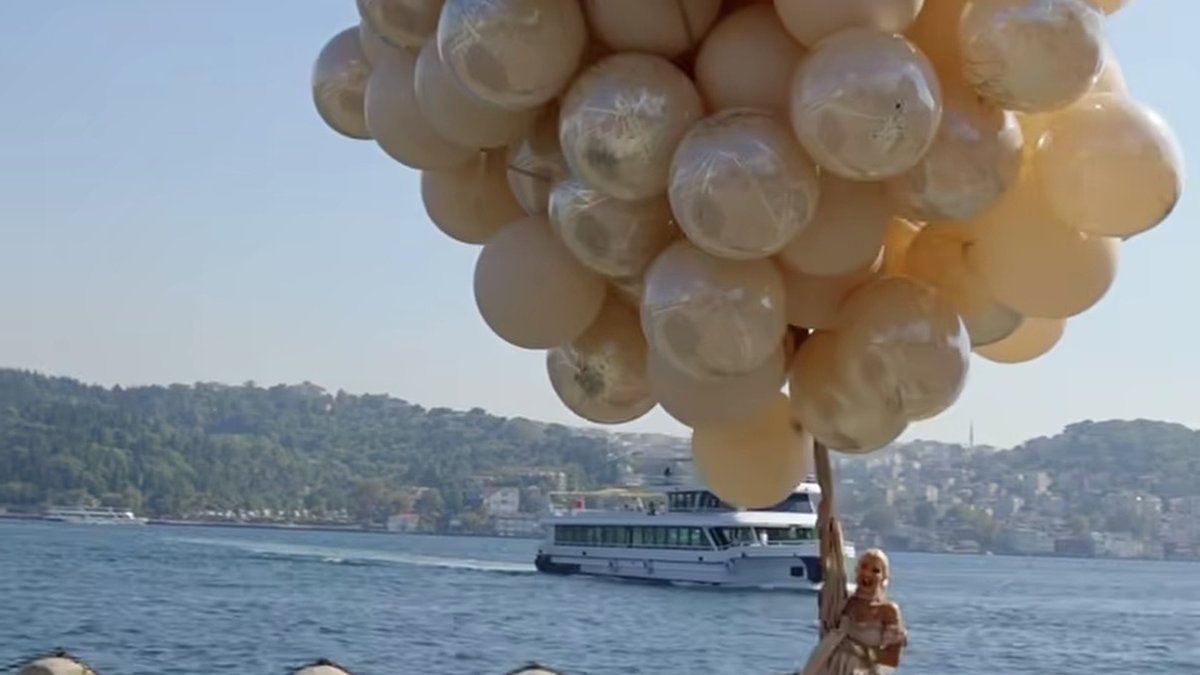 Une future mariée à Istanbul échappe à un accident lors d'une séance photo avec des ballons 1 Une future mariée à Istanbul échappe à un accident lors d'une séance photo avec des ballons