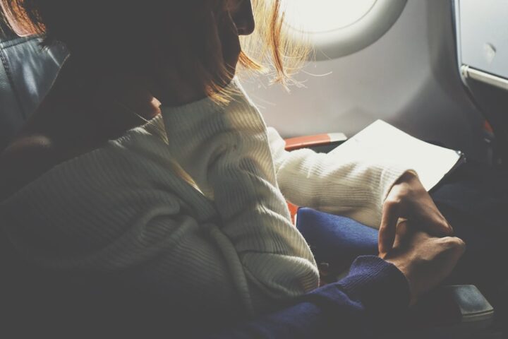 Une passagère refuse de céder sa place dans un avion, déclenchant une scène dramatique