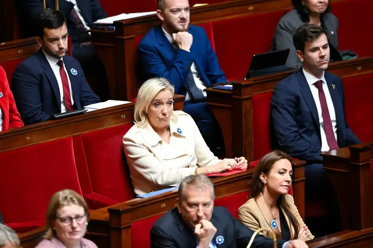 Une taxe annuelle de 1 000 € par salarié étranger : la proposition controversée de Marine Le Pen.
