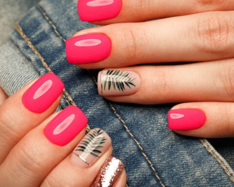 Vernis à ongles : les risques de l'utilisation quotidienne et les recommandations de la SFD