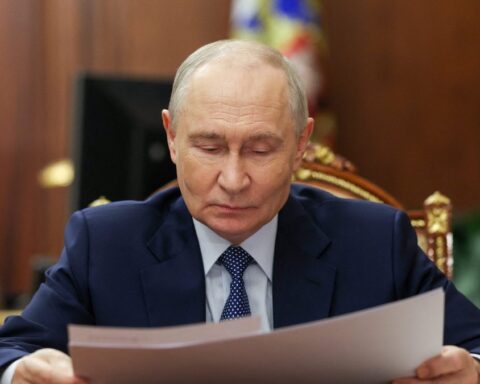 Vladimir Poutine exige le contrôle du Donbass avant les négociations, selon des émissaires à Miami