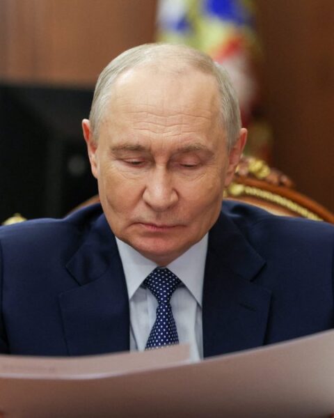 Vladimir Poutine exige le contrôle du Donbass avant les négociations, selon des émissaires à Miami